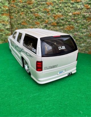 Chevrolet Suburban – Dub City / Jada Toys – 1:18