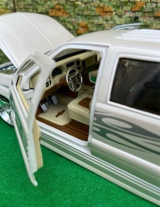 Chevrolet Suburban – Dub City / Jada Toys – 1:18