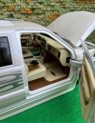 Chevrolet Suburban – Dub City / Jada Toys – 1:18