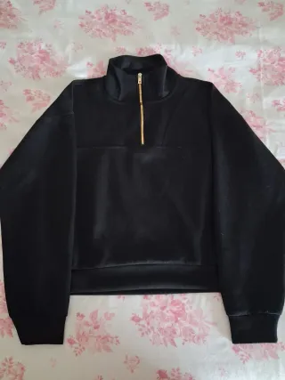Sudadera negra con cremallera