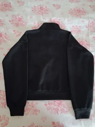 Sudadera negra con cremallera