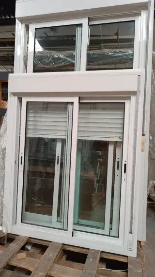 Ventana corredera blanca con persiana
