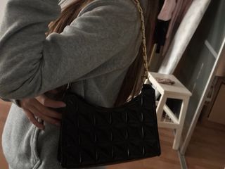 Bolso blanco y negro con cadena dorada