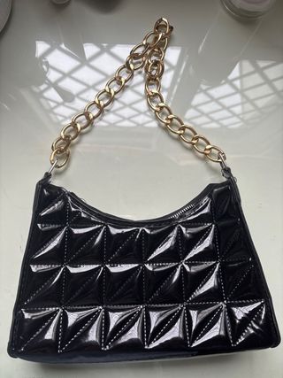 Bolso blanco y negro con cadena dorada