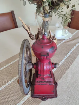 Molinillo de café vintage rojo