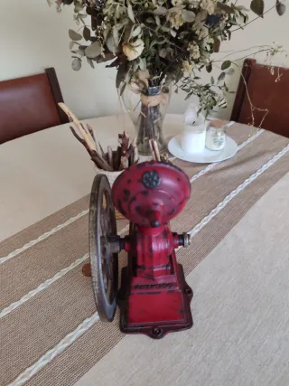 Molinillo de café vintage rojo
