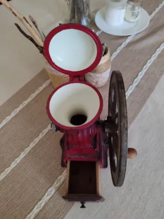 Molinillo de café vintage rojo