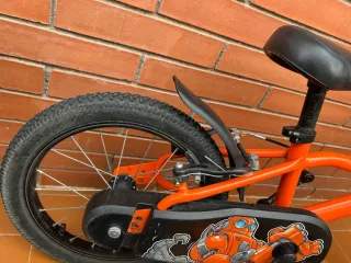 Bicicleta infantil naranja con robot