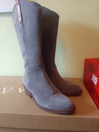 Botas altas de ante gris