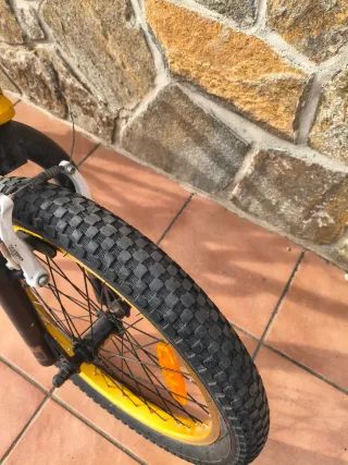 Bicicleta BMX Amarilla