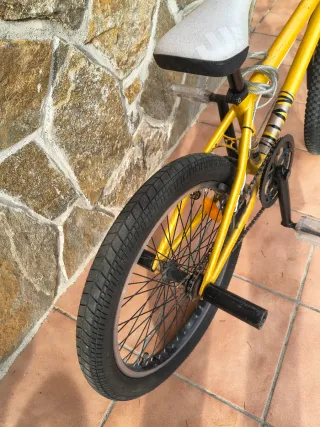 Bicicleta BMX Amarilla