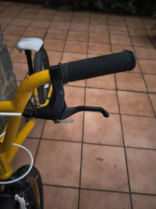 Bicicleta BMX Amarilla