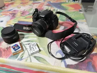 Cámara Canon EOS600D + 2 objetivos, 2 baterías y +