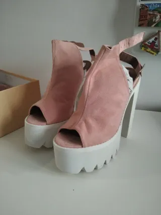 Sandalias de tacón rosa y blancas