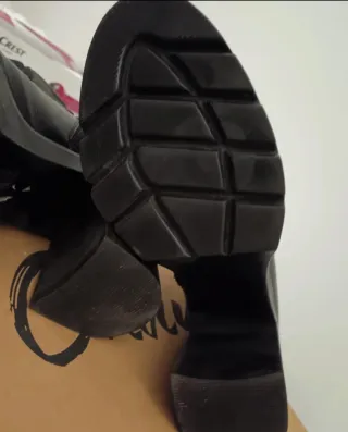 Botín de piel negro con plataforma