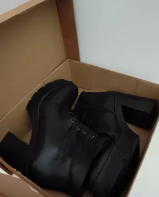 Botín de piel negro con plataforma