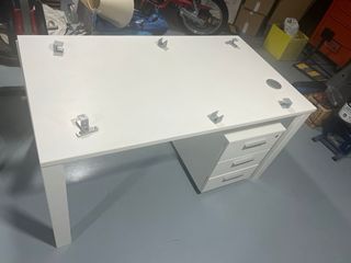 Mesa escritorio blanca con cajonera