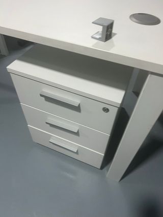 Mesa escritorio blanca con cajonera