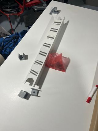 Mesa escritorio blanca con cajonera