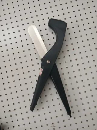 Tijera cortatubos con funda.