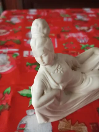 Statuetta asiatica in ceramica