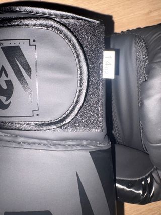 Guantes de boxeo negros , con factura