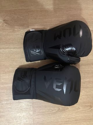 Guantes de boxeo negros , con factura