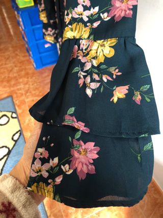 Camisa Bershka volantes floral talla M