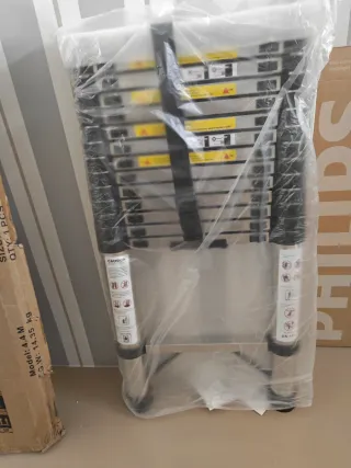 Escalera telescópica plegable (SIN USAR)