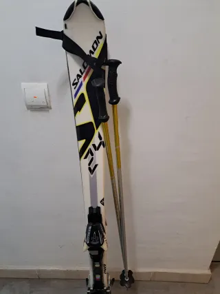 Esquís junior Salomon con fijaciones y palos esqui