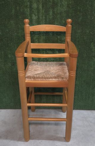Silla de madera para bebé con asiento de mimbre
