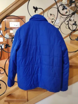 Plumífero azul Klein con chaleco de hombre