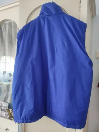 Plumífero azul Klein con chaleco de hombre