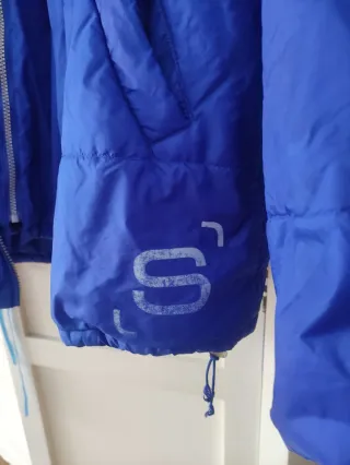 Plumífero azul Klein con chaleco de hombre