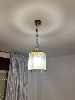 Lámpara colgante dorada y cristal