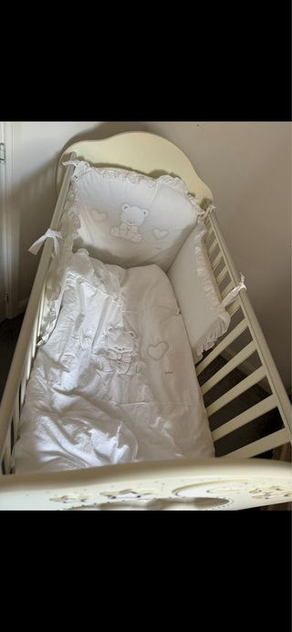 Cuna Italbaby con colchón y ropa de cama