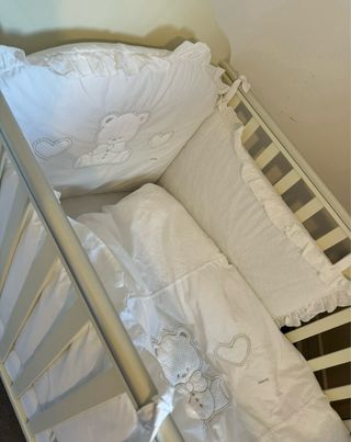 Cuna Italbaby con colchón y ropa de cama