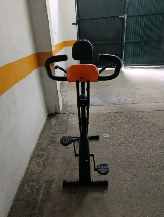 Bicicleta Estática Naranja y Negra