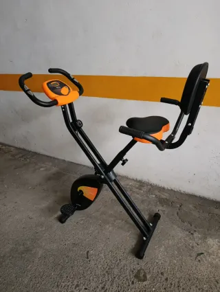 Bicicleta Estática Naranja y Negra