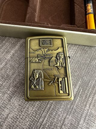 Accendino stile Zippo con decorazione egizia