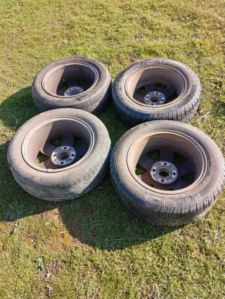 4 Llantas con neumáticos
