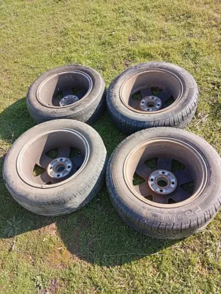 4 Llantas con neumáticos