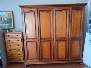 Armario grande de madera