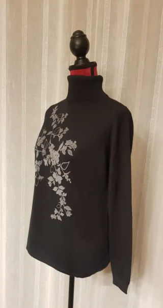 Jersey Escorpión negro estampado floral