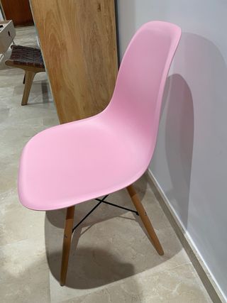 Sillas rosas y amarillas de plástico y madera