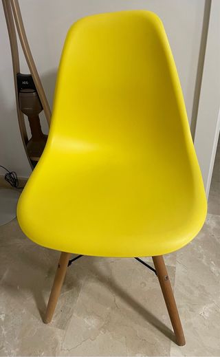 Sillas rosas y amarillas de plástico y madera