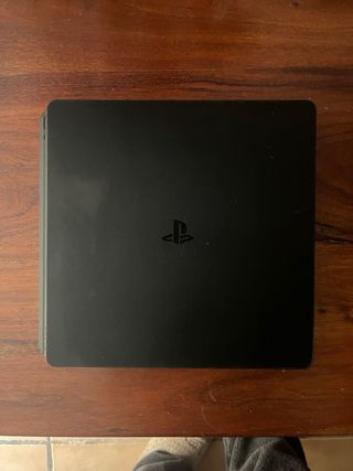Consola PS4 Slim Negra + 4 Juegos