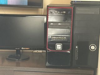 Ordenadores sobremesa negros y rojos