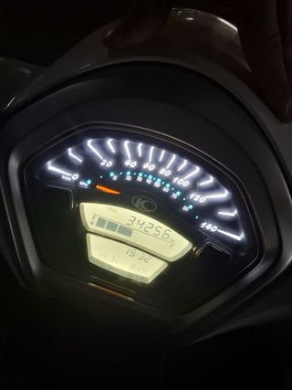 Moto Scooter Kymco Blanca con Baúl 125cc