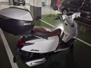 Moto Scooter Kymco Blanca con Baúl 125cc